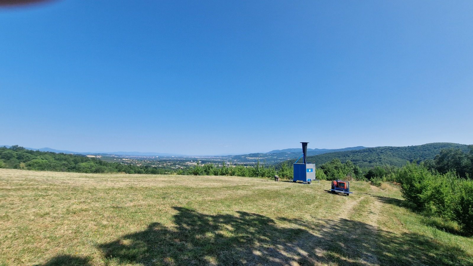 PGT-A80 na livadi iznad doline