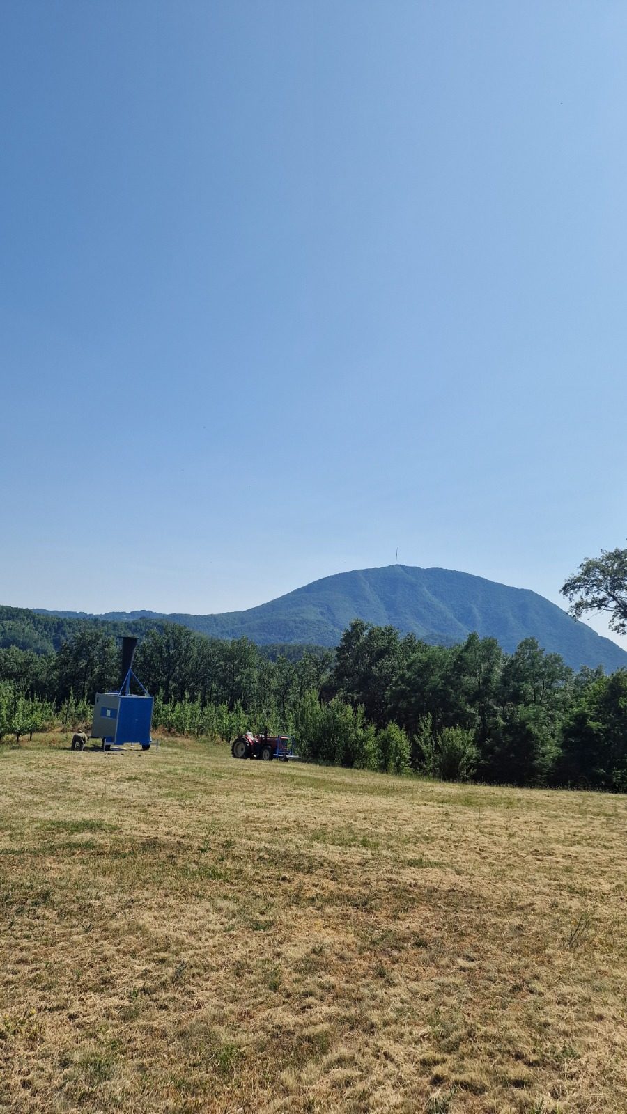 Protivgradni top i traktor u voćnjaku