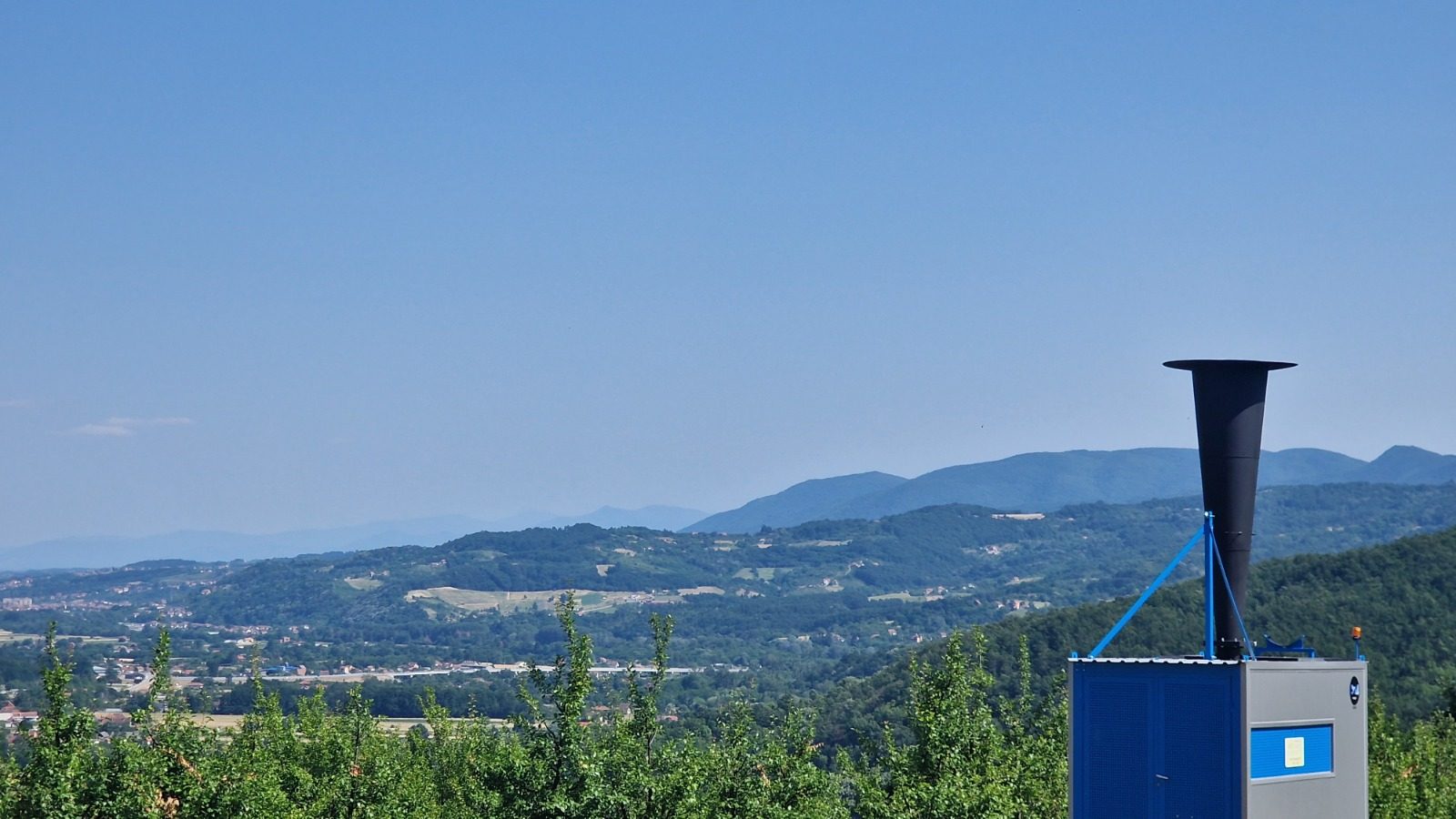 Protivgradni top PGT-A80 sa pogledom na dolinu