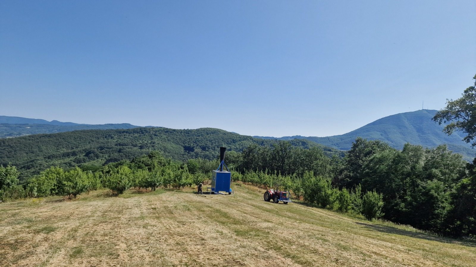 PGT-A80 u polju sa panoramom