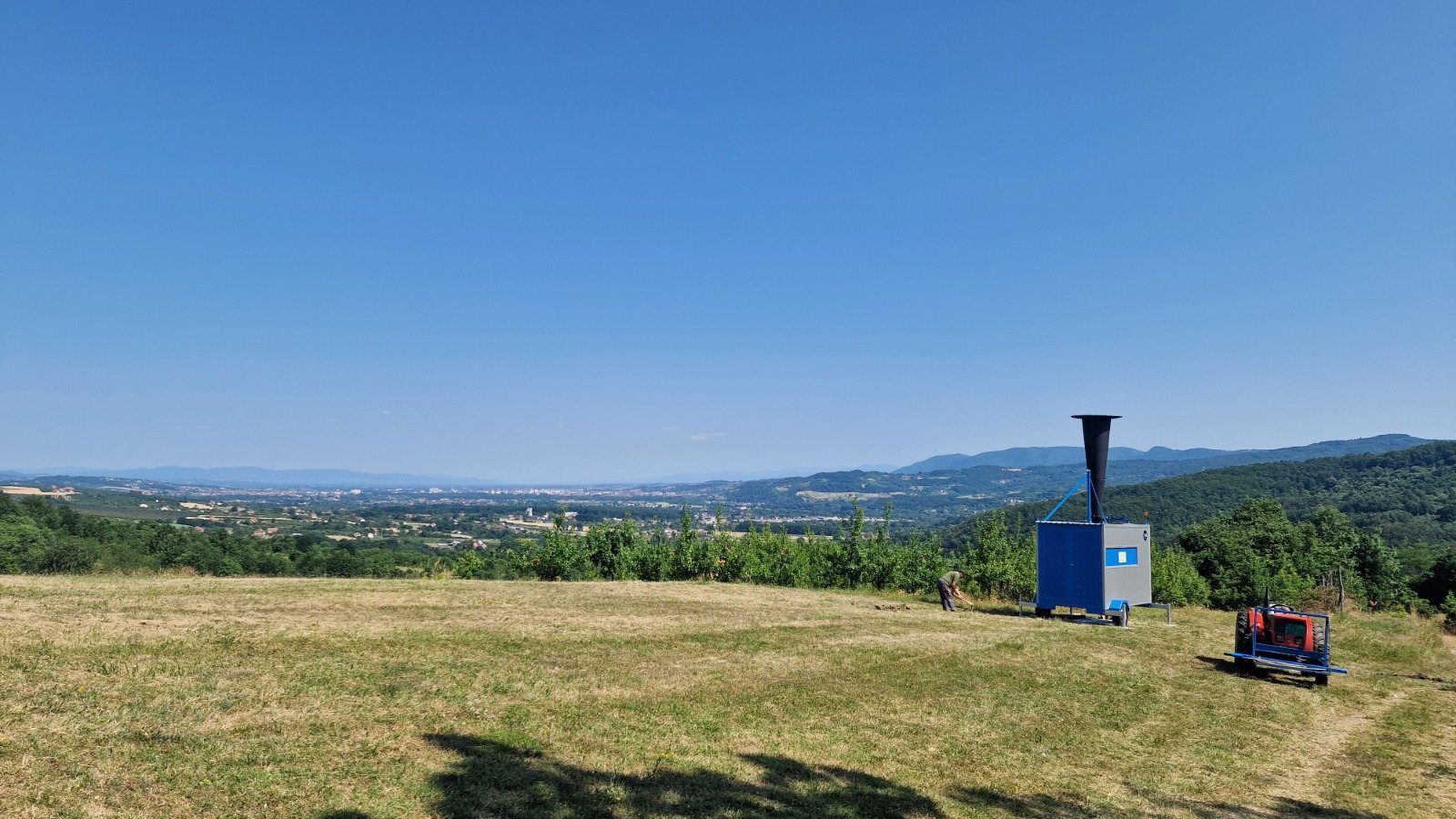 Protivgradni top PGT-A80 na terenu iznad doline